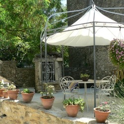 Square terrasse avec pavillon