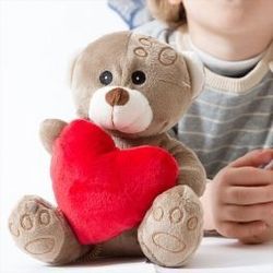 Square petit ours en peluche avec coeur1