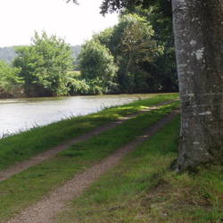 Square promenade sur le halage