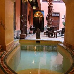 Square riad ajebel extrait patio et piscine