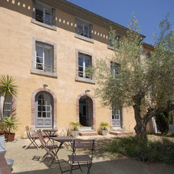 Square facade int 2